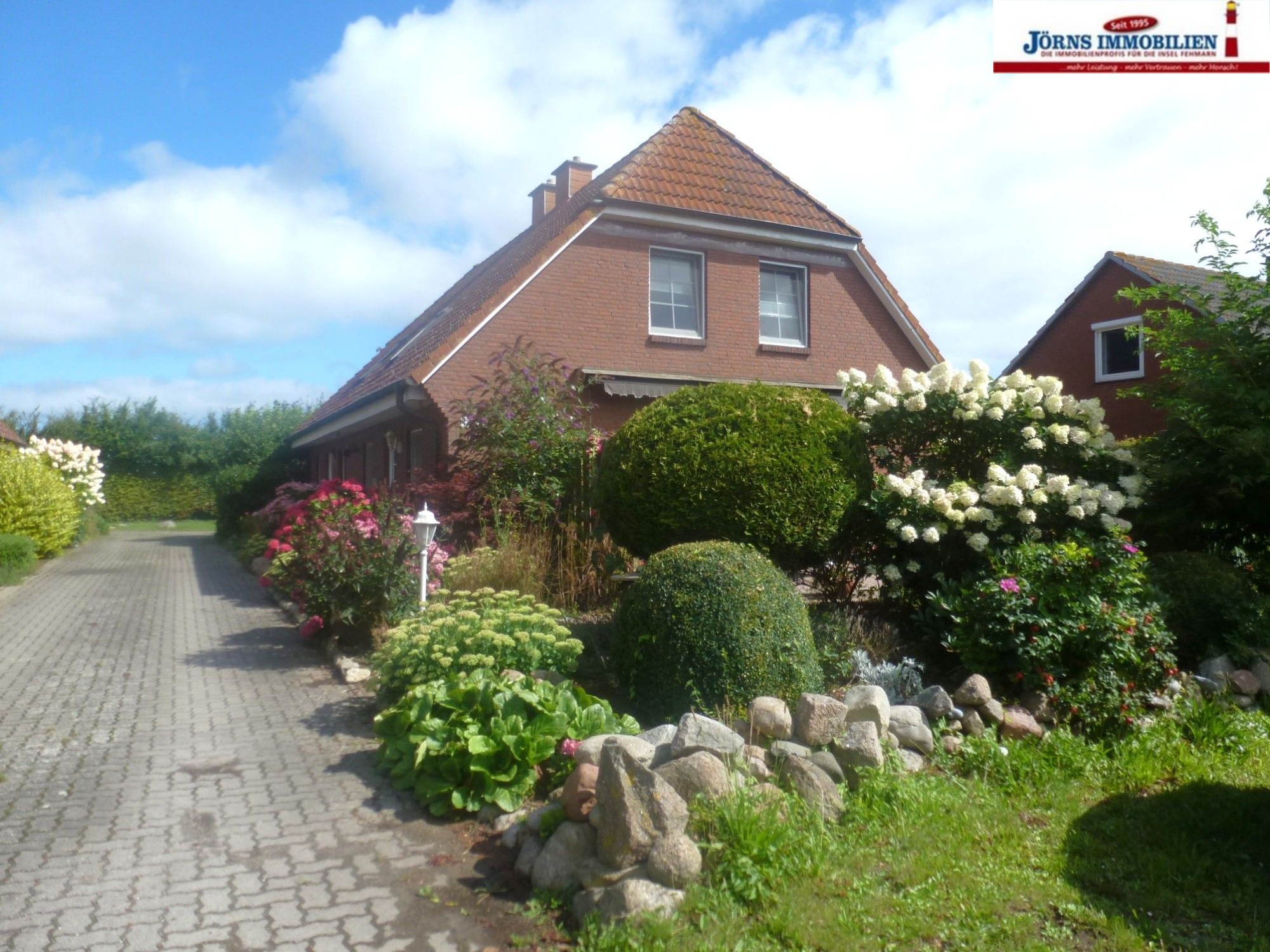 Anlageobjekt: Insel-Haushälfte im Grünen mit Terrasse und Carport