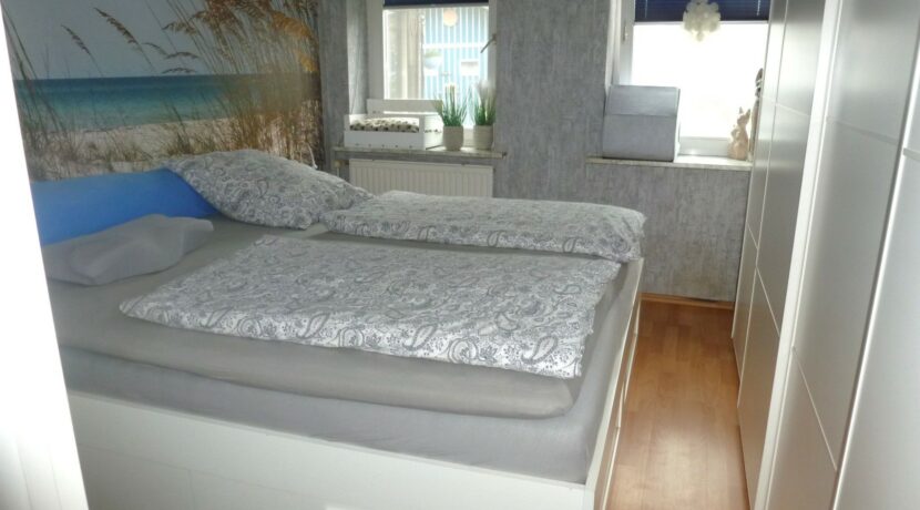 Schlafzimmer im EG., DHH.,